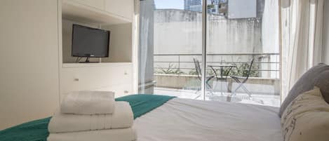 1 habitación, tabla de planchar con plancha, wifi gratis y ropa de cama