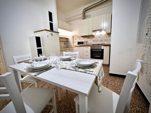 Apartment, 2 Bedrooms | In-room dining - Comoda Casa del Duca Zona Acquario (Genoa)