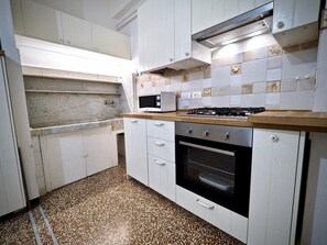 Apartment, 2 Bedrooms | Private kitchen | Fridge, microwave, oven, stovetop - Comoda Casa del Duca Zona Acquario (Genoa)