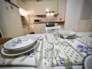 Apartment, 2 Bedrooms | In-room dining - Comoda Casa del Duca Zona Acquario (Genoa)