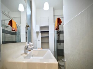 Apartment, 2 Bedrooms | Bathroom | Shower, hair dryer, bidet, towels - Comoda Casa del Duca Zona Acquario (Genoa)