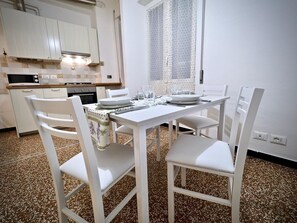 Appartement, 2 chambres | Cuisine privée | Réfrigérateur, four à micro-ondes, un four, surface de cuisson