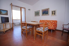 Apartment, 3 Schlafzimmer | Wohnbereich | Flachbildfernseher