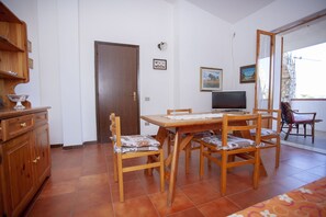 Apartment, 3 Schlafzimmer | Essbereich im Zimmer