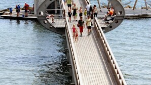 A pier with a unique circular design, a viewing platform, and a sign reading "OSTSEEBAD KELLENHUSEN". - Hotel Vier Linden (Kellenhusen)