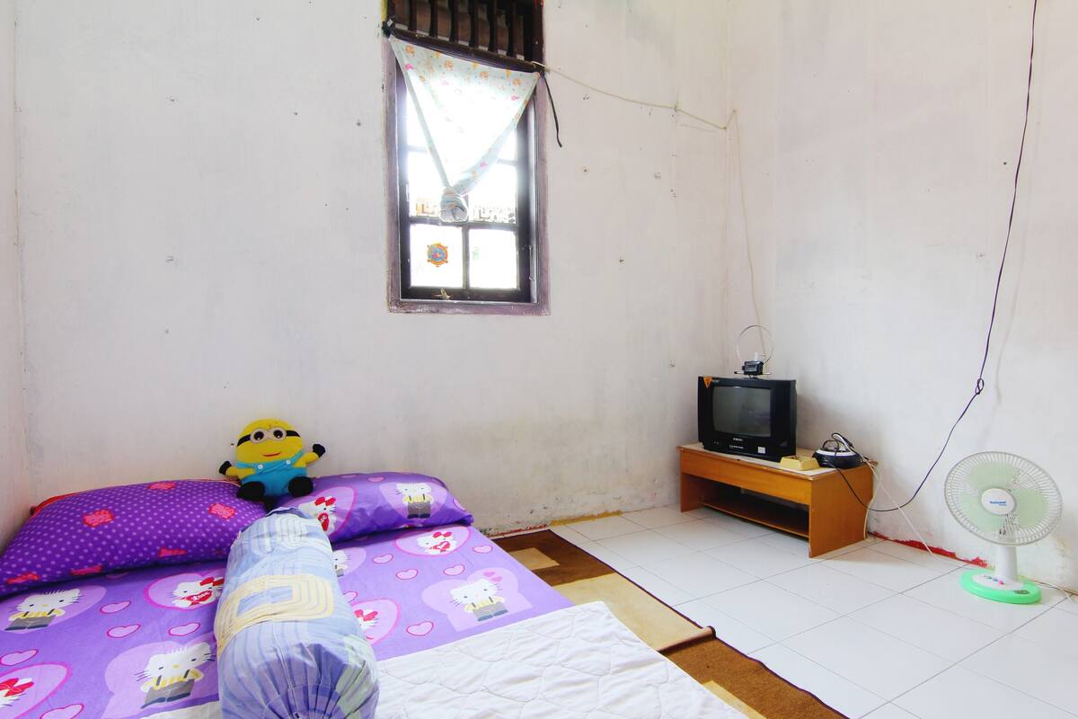 Habitació doble estàndard, bany compartit | Escriptori, wifi gratuïta i roba de llit 
