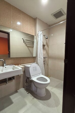 Kamar Deluks, 1 Tempat Tidur King | Kamar mandi | Shower, shower pijat air,  dan perlengkapan mandi gratis