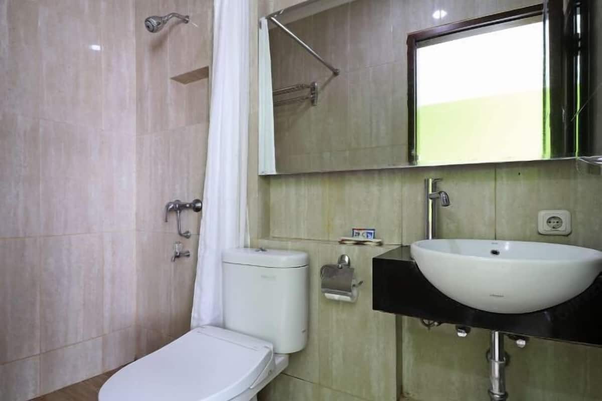Chuveiro, ducha de hidromassagem, produtos de toalete grátis, chinelos