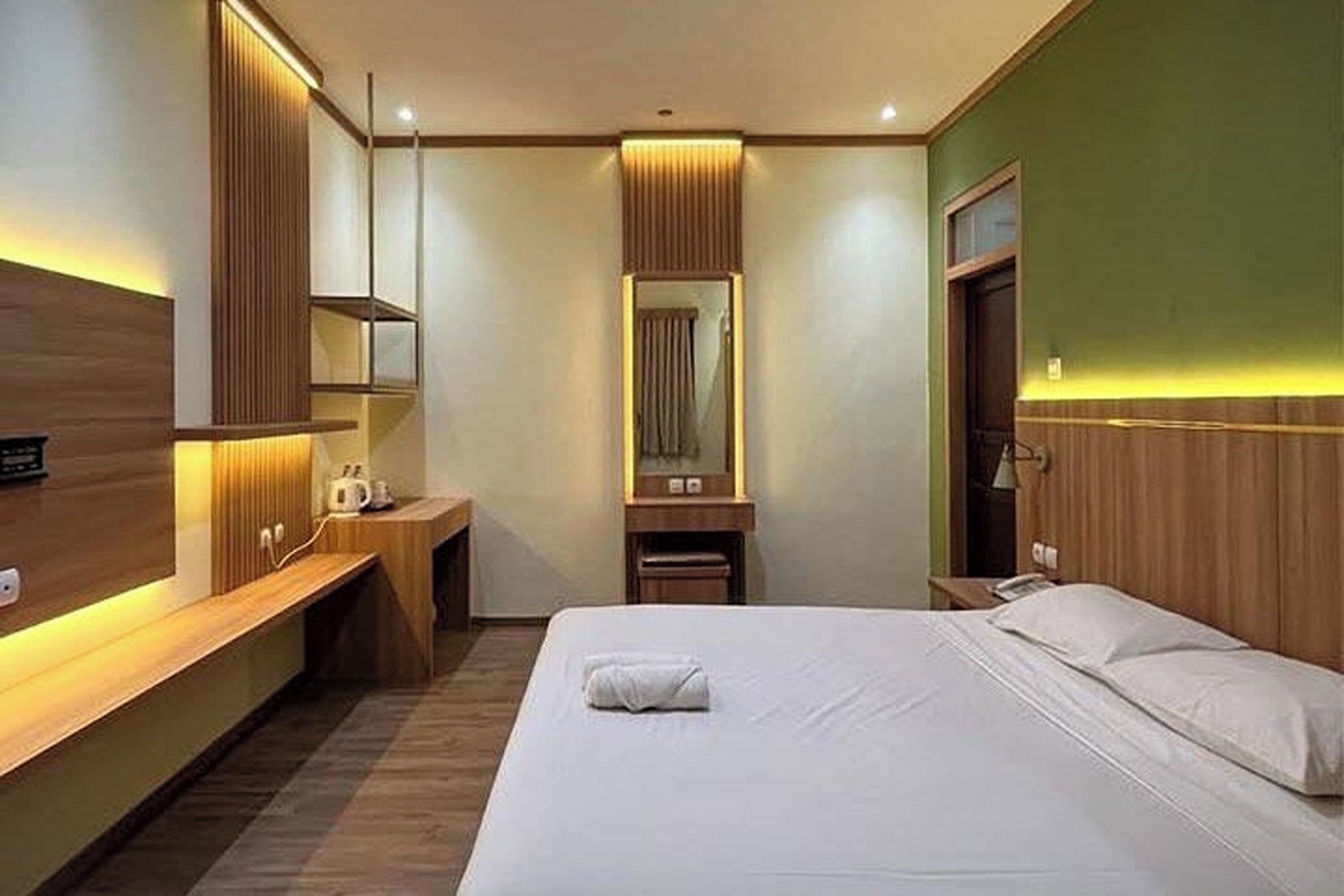 Superior Double Room | Bathroom | Shower, free toiletries, towels