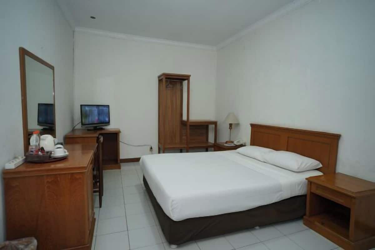 Een bureau, een laptopwerkplek, gratis wifi, beddengoed