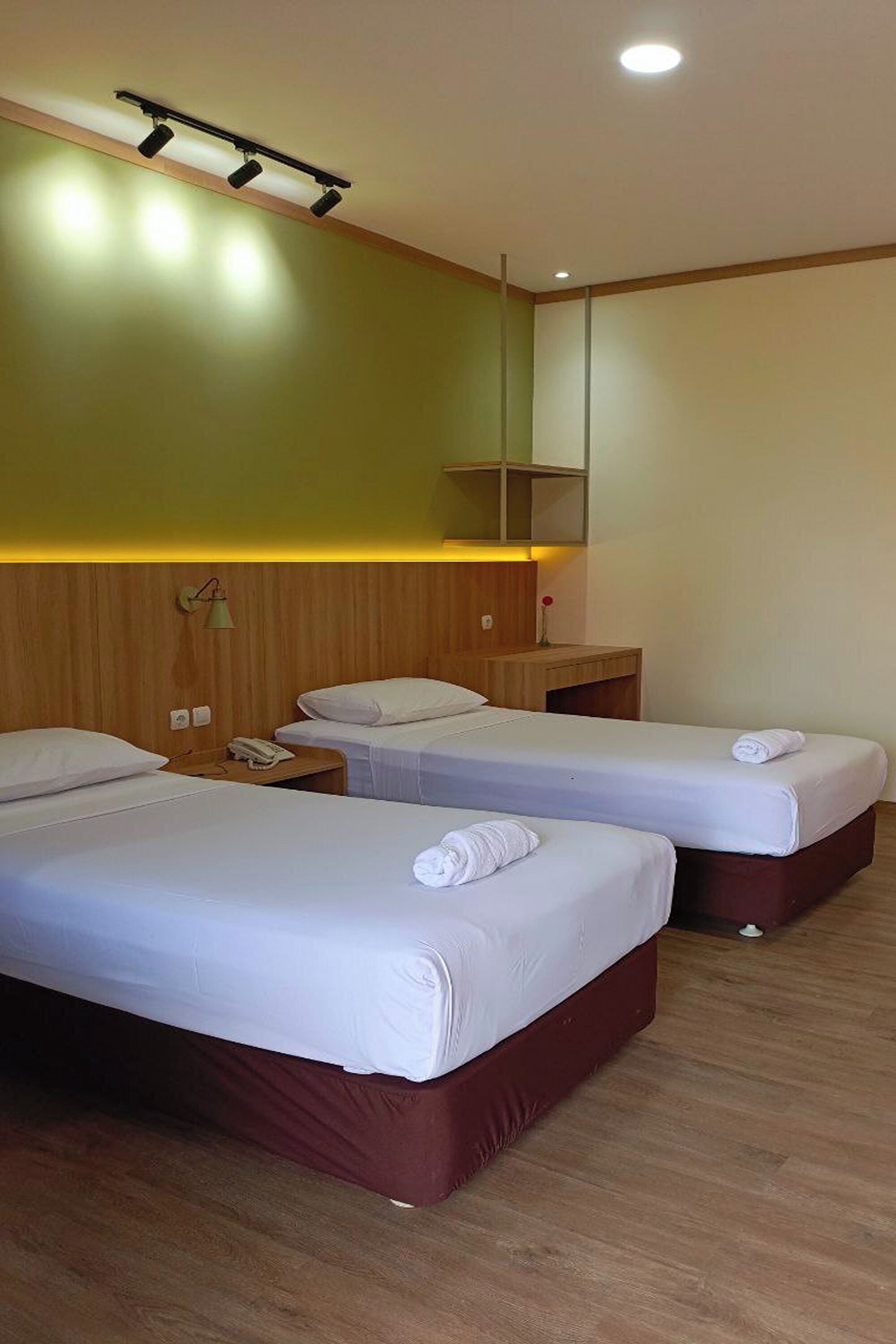 Bureau, espace de travail pour ordinateur portable, Wi-Fi gratuit