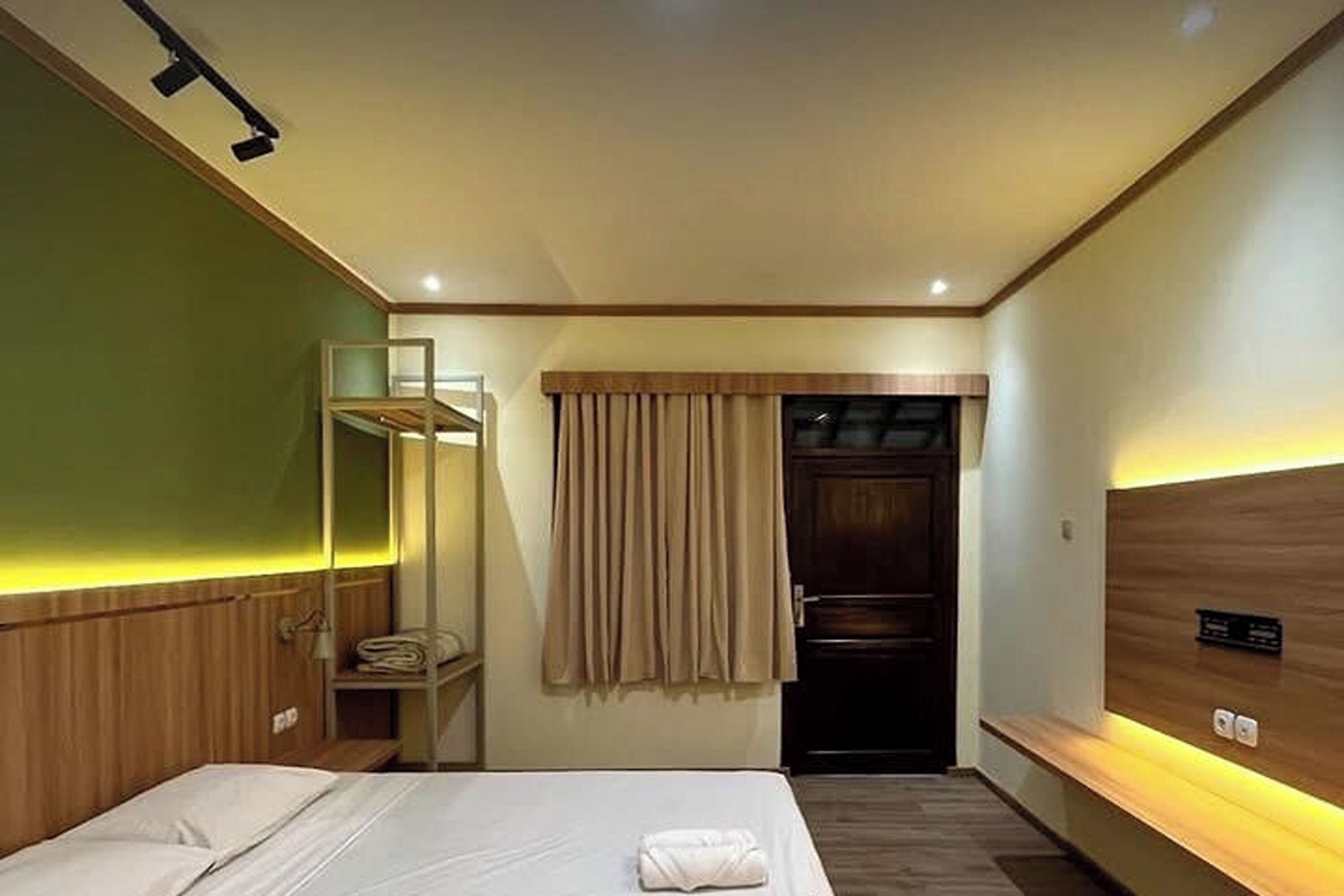 Bureau, espace de travail pour ordinateur portable, Wi-Fi gratuit