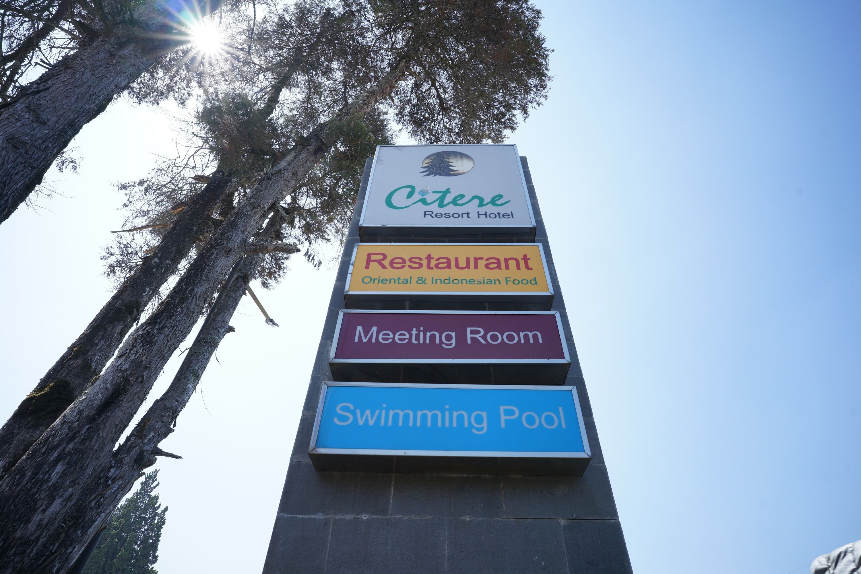 A sign for the Citere Resort Hotel with amenities including a restaurant, meeting room, and swimming pool.