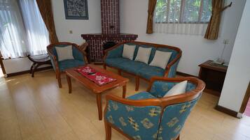 Bungalow | Wohnbereich | 40-Zoll-LCD-Fernseher mit Satellitenempfang, Fernseher