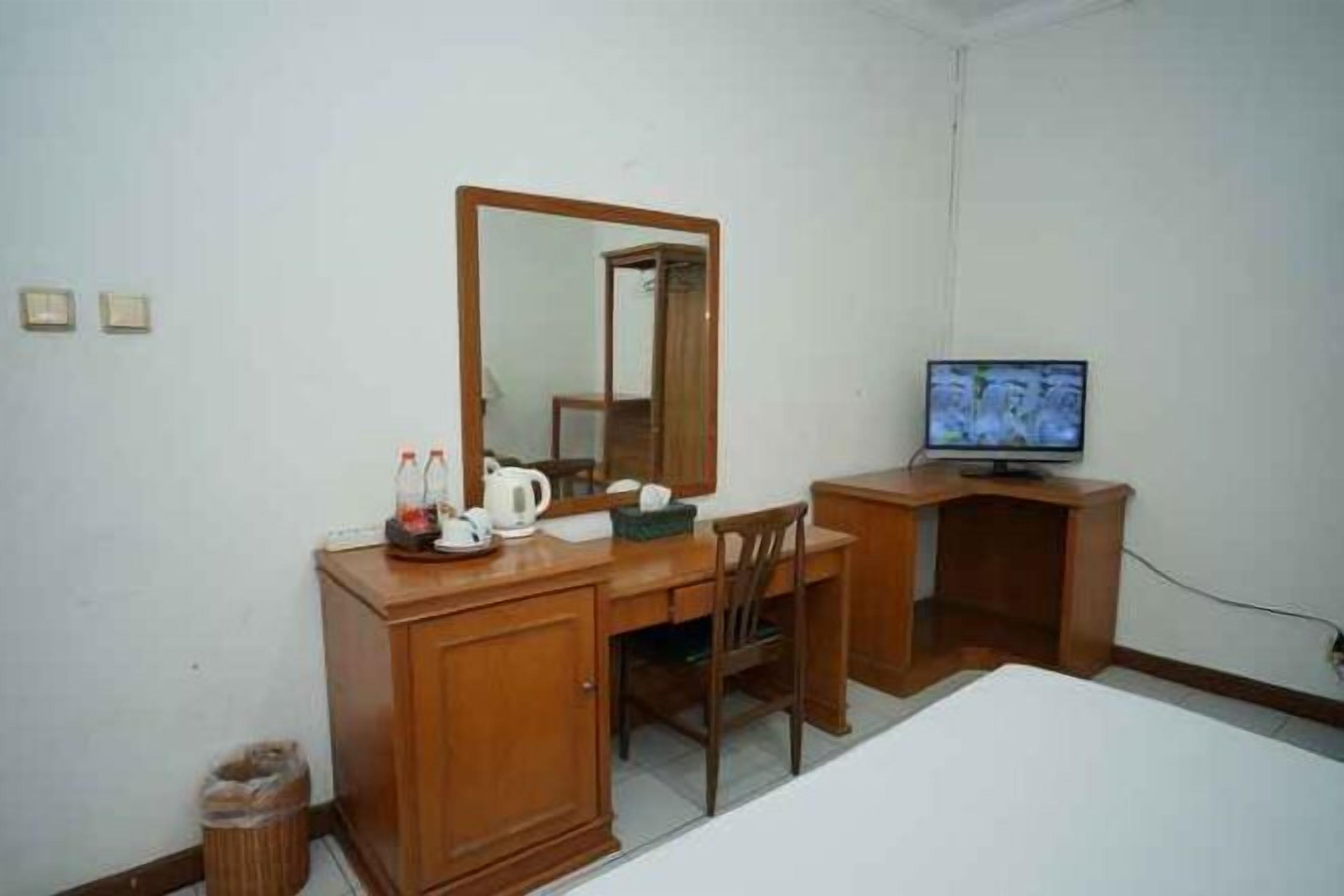 Una scrivania, postazione laptop, Wi-Fi gratuito, lenzuola