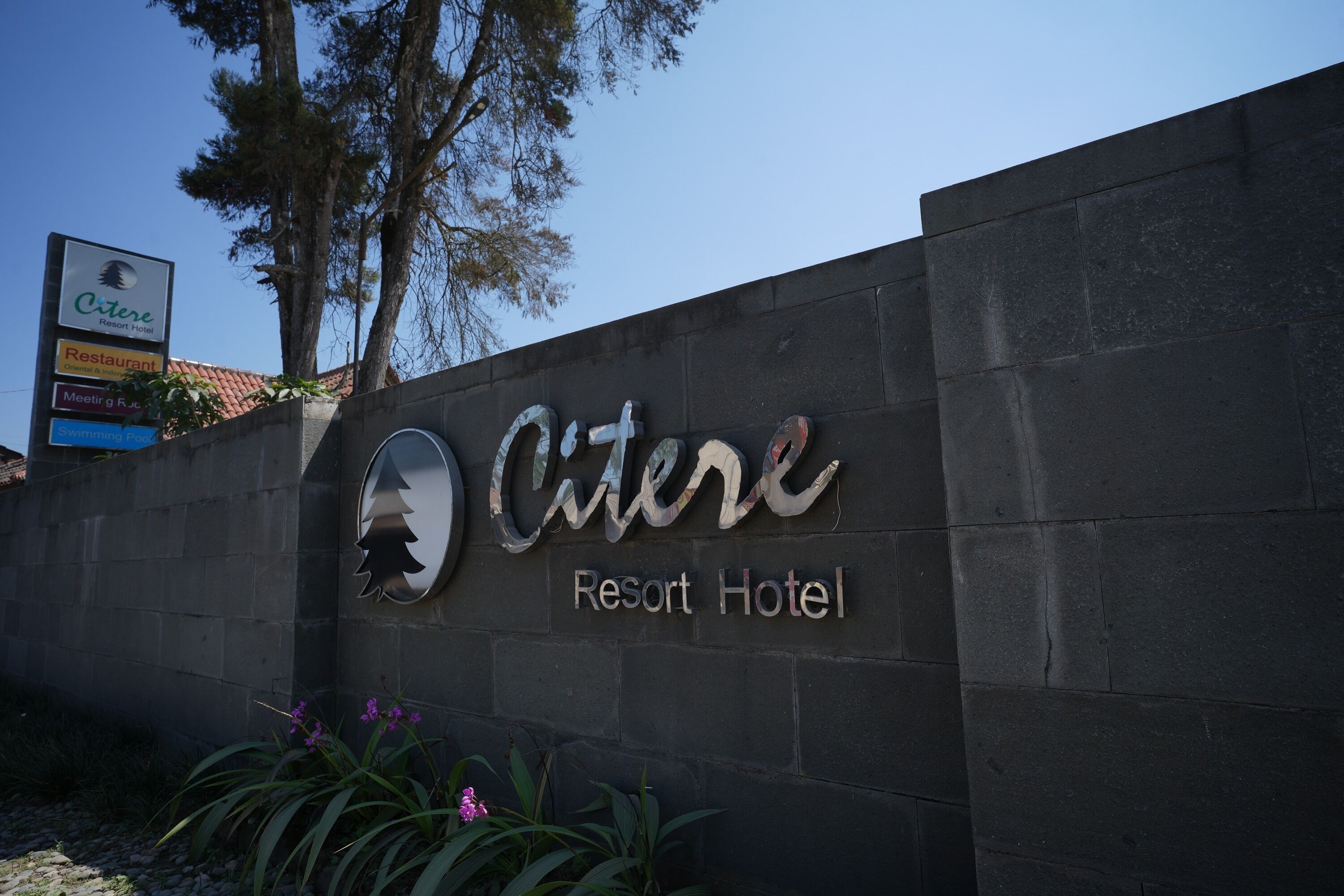 A sign for Citeré Resort Hotel with a logo and name.