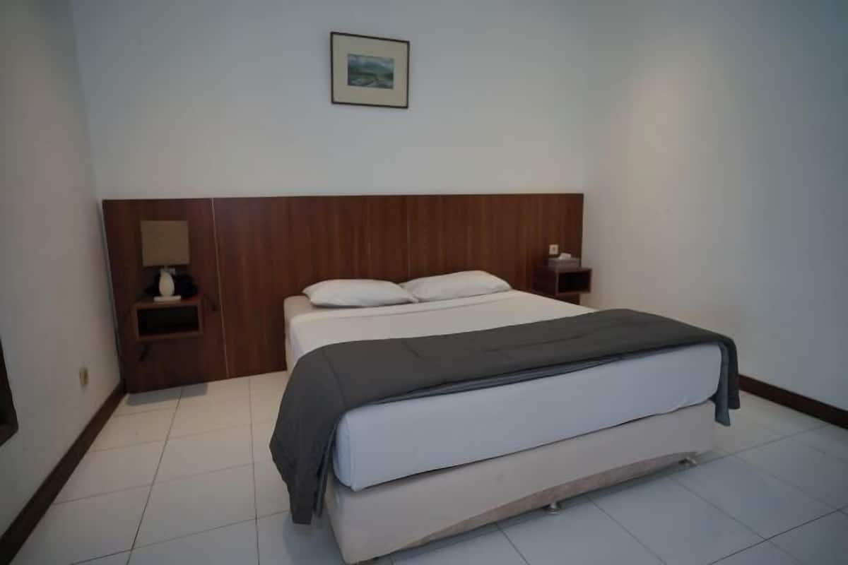 Desk, iron/ironing board (on request), bed sheets