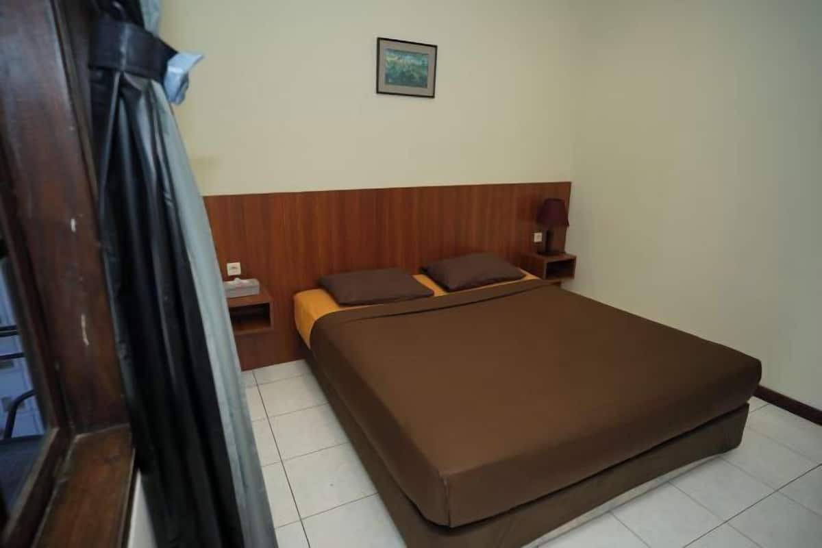 Desk, iron/ironing board (on request), bed sheets