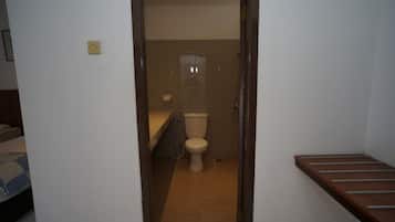 Deluxe Twin Room | Bathroom | Shower, rainfall showerhead, free toiletries, bidet