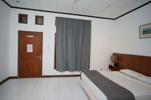 Deluxe Twin Room | Desk, iron/ironing board, bed sheets