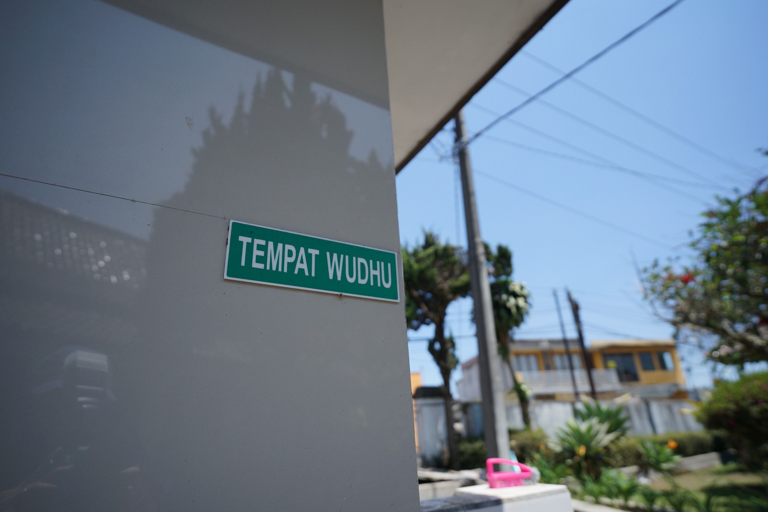 Una señal de calle con el texto "TEMPAT WUDHU".