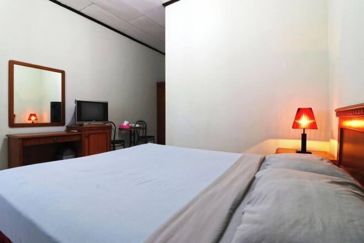 Escritorio, tabla de planchar con plancha, ropa de cama