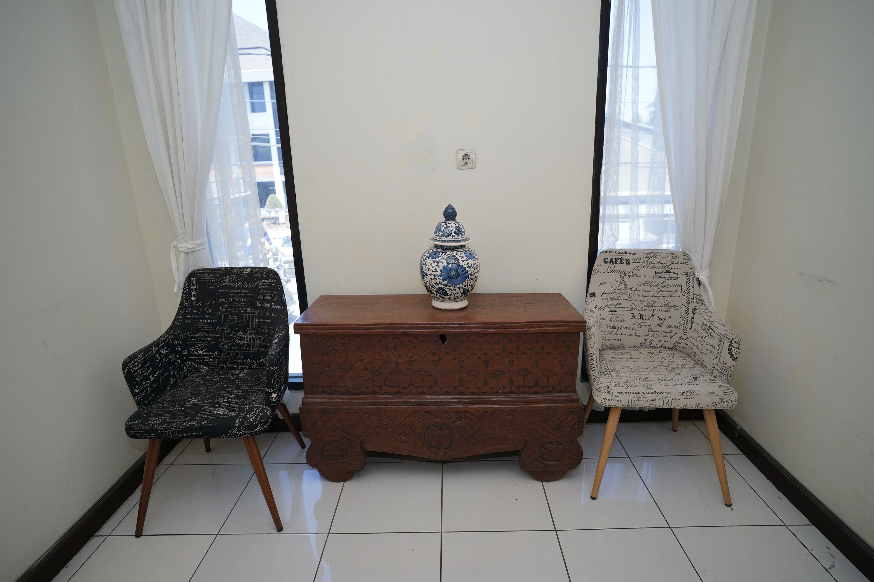 Una habitació amb dues cadires i un taulell de fusta.