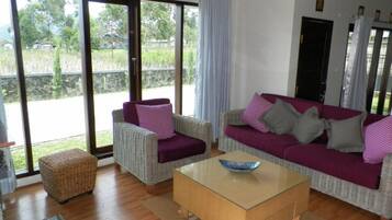 2 Villa and 3 Deluxe Room | Ruang keluarga | Televisi LCD 32-inci dengan saluran TV satelit dan TV