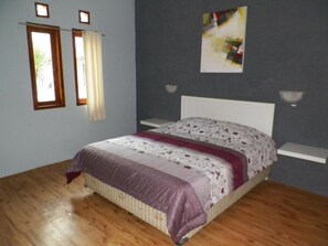 Desk, soundproofing, bed sheets - Villa Mandalawangi (Pangalengan)