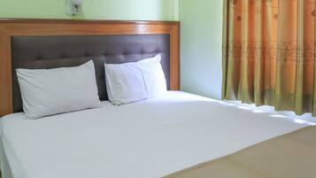 Kamar Deluks | Meja kerja, Wi-Fi gratis, dan seprai linen