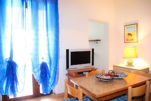 Apartamento, 2 quartos | Opções para refeição no quarto