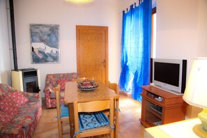 Departamento, 2 habitaciones | Área de sala de estar | Televisión