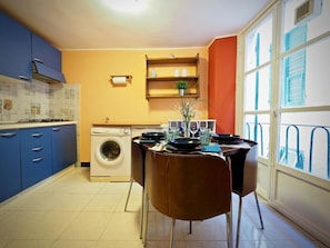 Apartamento, 1 quarto | Cozinha privada | Geladeira, cooktop, cafeteira/chaleira