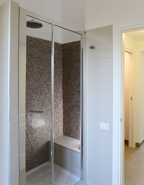 Kamar Double, pemandangan kota (External Private Bathroom) | Kamar mandi | Shower, pancuran hujan, pengering rambut, dan jubah mandi