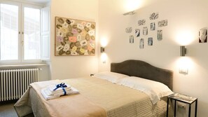 Doppelzimmer, mit Bad | Hochwertige Bettwaren, Daunenbettdecken, Schreibtisch