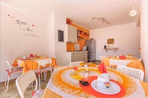 Daily continental breakfast (EUR 2.50 per person)