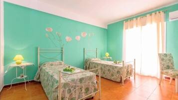 Comfort Triple Room, Berbilang Katil, Non Smoking | Peralatan tempat tidur hipoalergenik, gebar bulu kapas