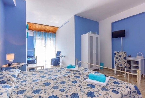 Comfort-Vierbettzimmer, Mehrere Betten, Nichtraucher | Allergikerbettwaren, Daunenbettdecken, individuell dekoriert