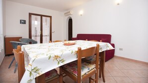 Apartamento, 2 habitaciones | Servicio de comidas en la habitación
