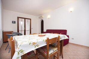 Apartment, 2 Schlafzimmer | Essbereich im Zimmer