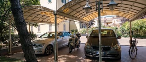 Parken ohne Service (7.00 EUR pro Tag)