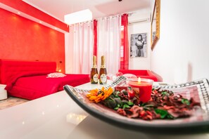 Kolmen hengen superior-huone | Minibaari, tallelokero huoneessa, yksilöllisesti sisustettu