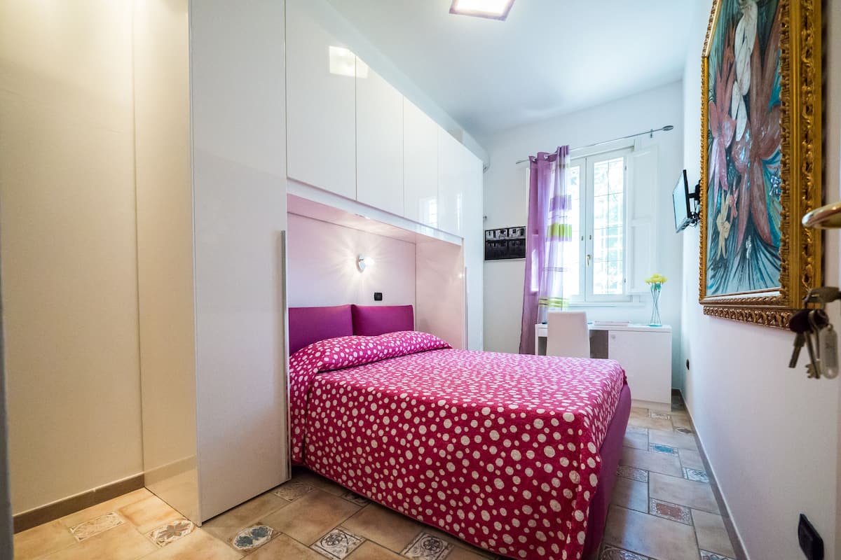 Ein Schlafzimmer mit einem Bett, einem Schreibtisch und einem Stuhl.