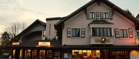 Facciata della struttura - sera/notte