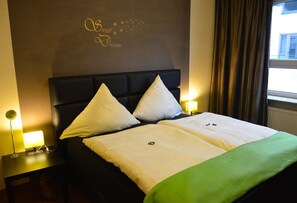 Desk, rollaway beds, free WiFi, bed sheets - Hotel Haus Krone (Bexbach)