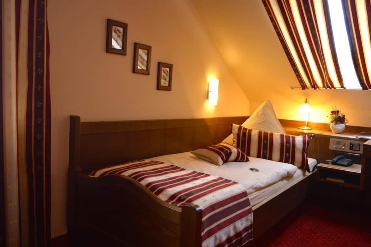 Single Room | Desk, rollaway beds, free WiFi, bed sheets