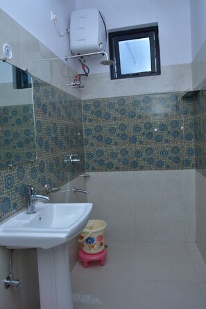 ฝักบัว, ของใช้ในห้องน้ำฟรี, ผ้าเช็ดตัว