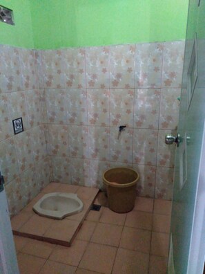 Een douche, gratis toiletartikelen, handdoeken