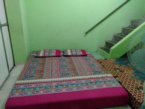 Wishnu Room | Rollaway beds - Setro Kariyo Homestay (Srimulyo)