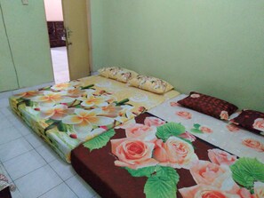 Bima Room | Rollaway beds - Setro Kariyo Homestay (Srimulyo)